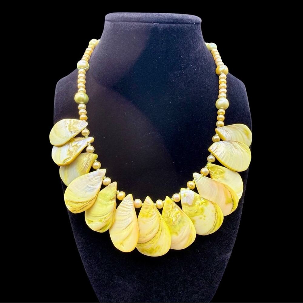 VTG Yellow Beaded Mother of Pearl Shell Necklace coastal beach
